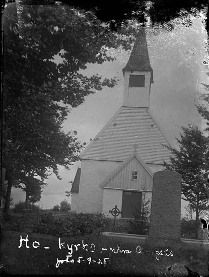 Enligt text på fotot: "Hol kyrka nära Alingsås, foto 5-9-25".