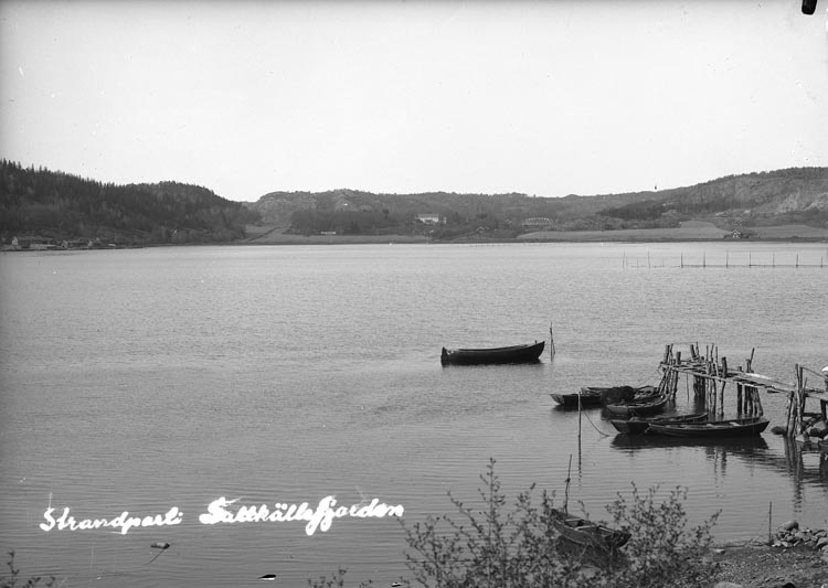 Enligt fotografens noteringar: "Saltkällefjorden. Omkring 1920."
Text på plåten: "Strandparti Saltkällefjorden."