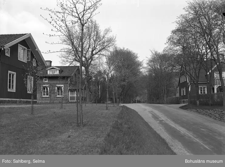 Enligt medföljande noteringar: "Ingemar Göthelius bostad till vänster och till höger Sjukstugan."

Uppgifter från Munkedals HBF: "Tjänstemannabostäder för MAB."