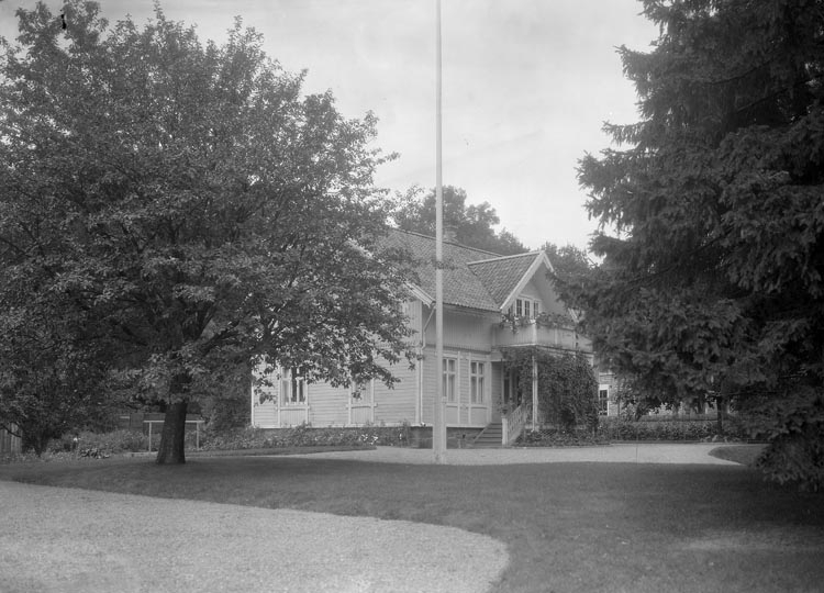 Text som medföljde bilden: "18. 1932. Ingeniör A. Lundgren Villa Munkedal ...? på 1935."

Uppgifter från Munkedals HBF: "Lundgrens. Axel Lundgren, driftsingenjör vid Munkedals Bruk".