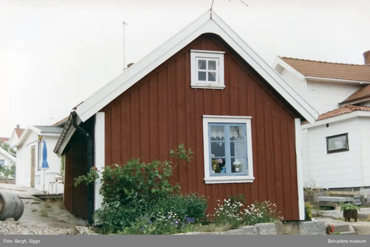Enligt text på fotot: "Juni 92 Foto: Sigge Bergh Hovenäset. Ett av de äldsta husen i Hovenäset".
