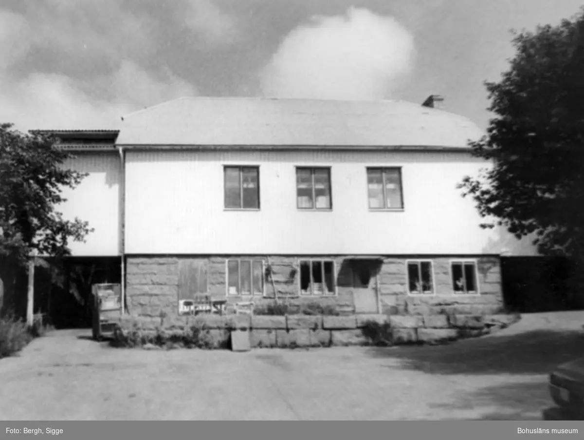 Enligt text på fotot: "F.d. Folkets Hus, f.d. Sion/pingstförsamling numera lager Hovenäset 1989".