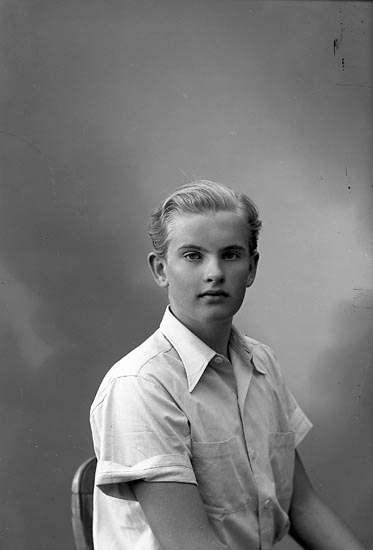 Enligt fotografens journal nr 7 1944-1950: "Berntsson, Herr Bo V. Berg Ödsmål".