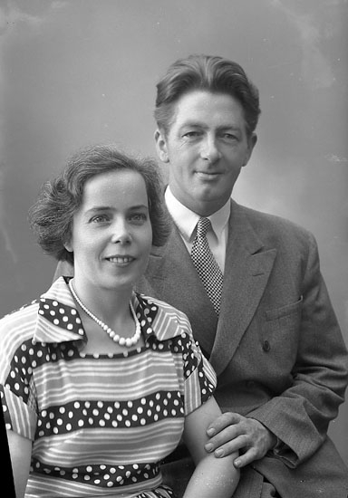Enligt fotografens journal nr 8 1951-1957: "Ekström, Herr o Fru Solgården Här".
Enligt fotografens noteirng: "Herr Erik Ekström med Fru, Solgården Här".
