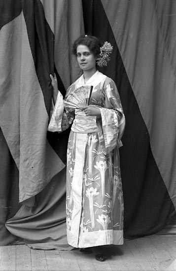 Enligt fotografens journal nr 1 1904-1908: "Thorsson Anna (geisha)".