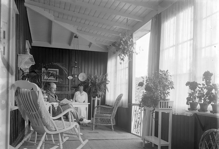 Enligt fotografens journal nr 2 1909-1915: "Lundqvist, Grosshandlare Verandan Ön".