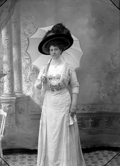 Enligt fotografens notering: "Fru Lundström Lyckorna 1910".