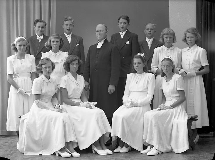 Enligt fotografens journal nr 7 1944-1950: "Privat konf. Pastor Hjalmarsson".