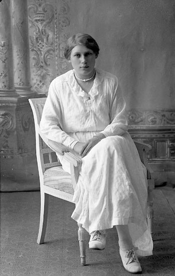 Enligt fotografens journal Lyckorna 1909-1918: "Gustafsson, Fr. Ester Lyckorna".