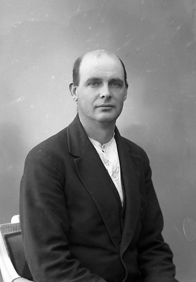 Enligt fotografens journal nr 6 1930-1943: "Olsson, Henry Stenungsund".