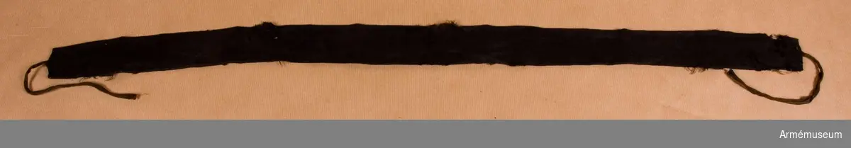 Halsduk sydd av svart mohair.