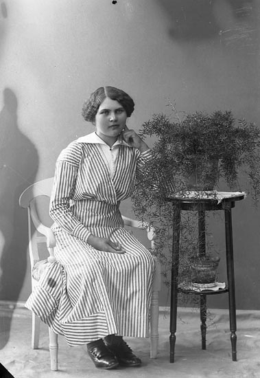 Enligt fotografens journal nr 2 1909-1915: "Johansson, Annie, Tollungnered, Svanesund".