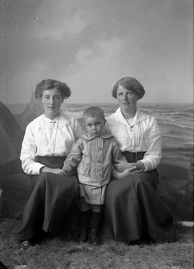 Enligt fotografens journal nr 2 1909-1915: "Brattfors, Anna, Motala Grinden, Hallsberg".