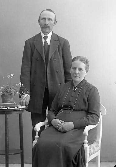 Enligt fotografens journal nr 4 1918-1922: "Larsson, Anders Lunna Solberga".