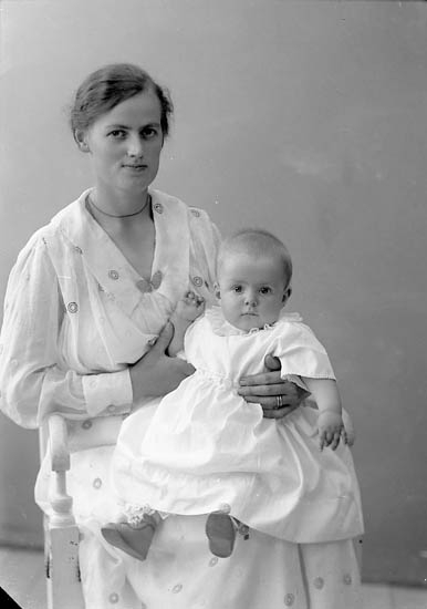 Enligt fotografens journal nr 4 1918-1922: "Olsson, Hilma Fru Nösnäs".