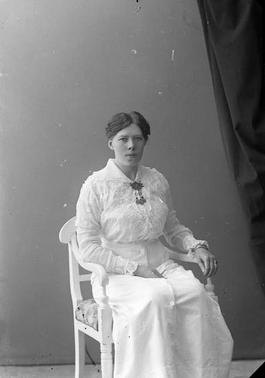 Enligt fotografens journal nr 4 1918-1922: "Olsson, Olga Räfsal Hjälteby".