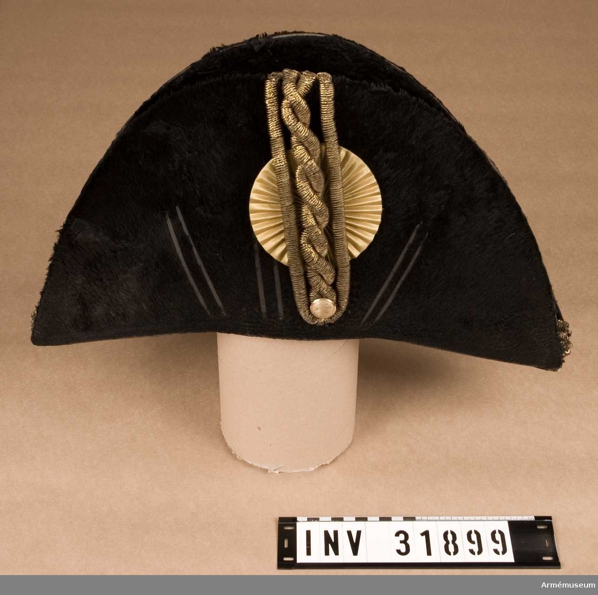 Grupp C.
Trekantig hatt för officer vid Livregementets dragoner.