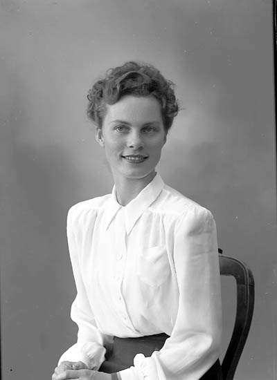 Enligt fotografens journal nr 7 1944-1950: "Hallberg, Fr. Marianne Stenungsund".