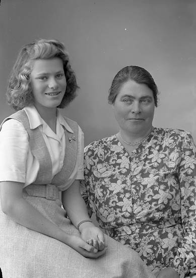 Enligt fotografens journal nr 7 1944-1950: "Augustsson, Fru Elin Evja Hjälteby".