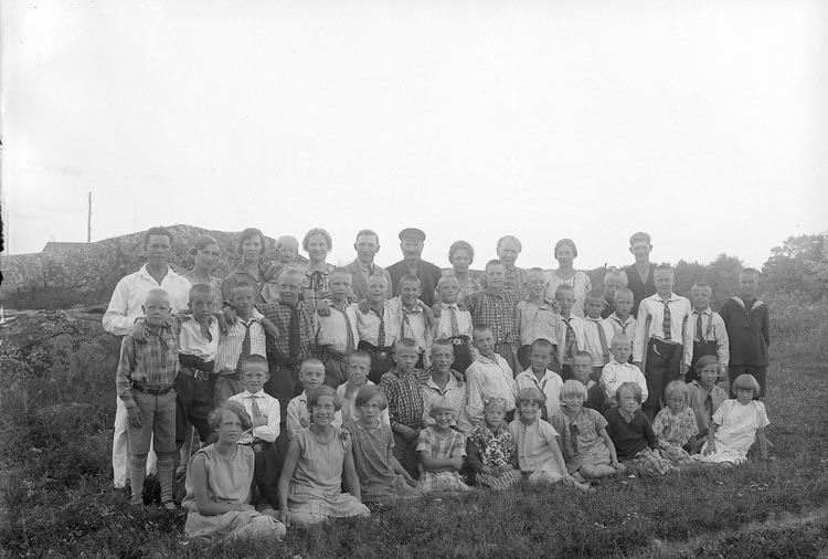 Enligt fotografens journal nr 5 1923-1929: "Barnkolonien, Uppegård, Här".
Enligt fotografens notering: "Gruppbild på barnkolonien. Magister Tillas, Uppegård".