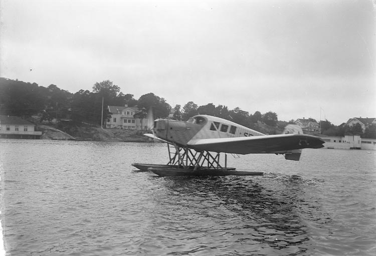 Enligt fotografens journal nr 6 1930-1943: "Flygningen vid Stenungsund".
Enligt fotografens notering: "Flygplan (Ahrenbergs?) flygning vid Stenungsund".