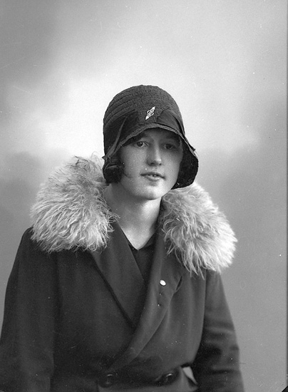 Enligt fotografens journal nr 6 1930-1943: "Eriksson, Astrid Hjälteby".
