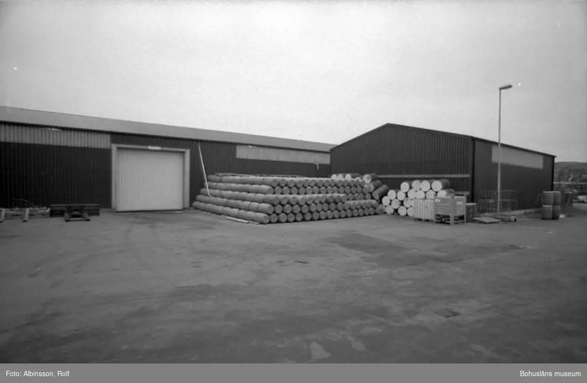 Enligt fotografens noteringar: "Byggnaden till vänster tillhör Festab och fungerar som lager. Framför den ett otal blå plasttunnor i vilka stenbitsrommen kommer för beredning till caviar."
Fototid: 1996-01-19.