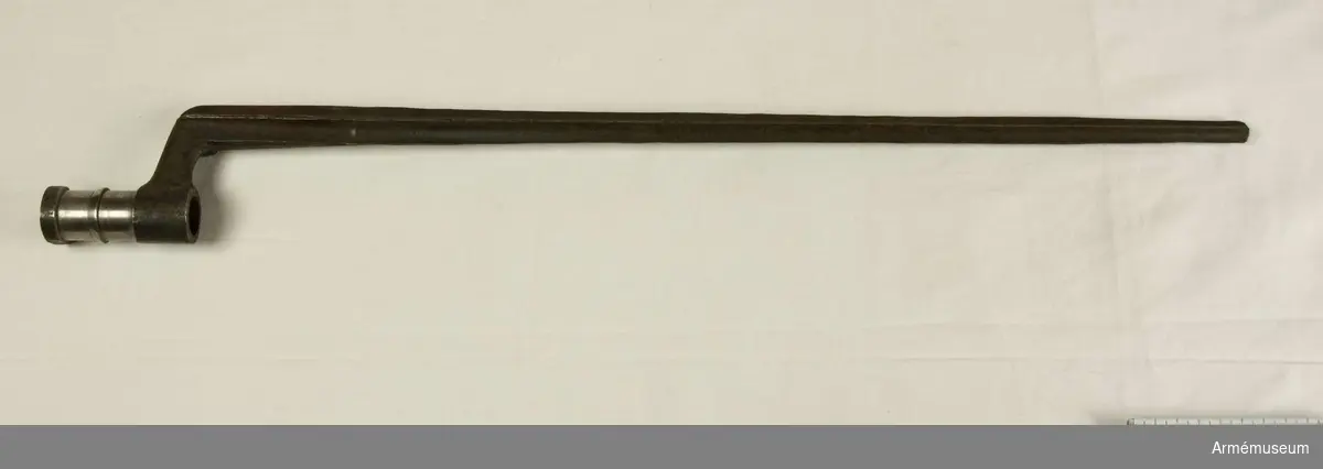 Grupp E VIII.
Nr 10 (av 20) i tillverkningsordningen.
Gevärsdel till 1867 års gevär m/1867, en av c:a 400 delar. 