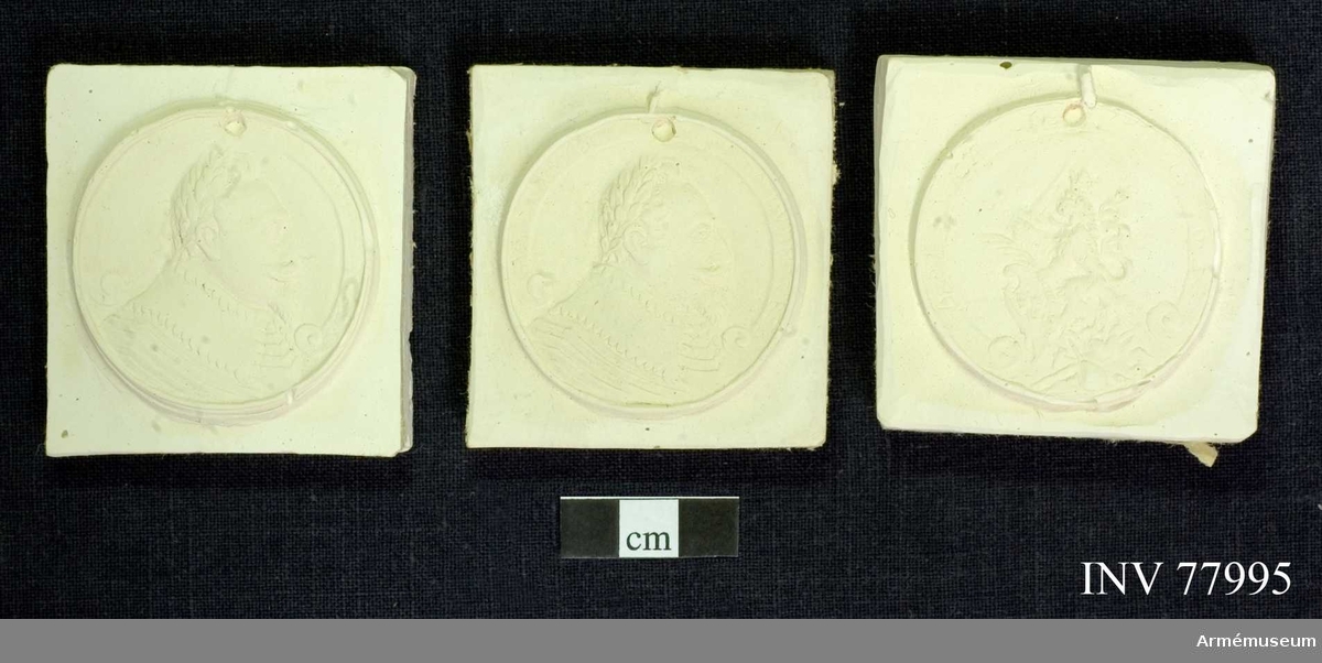 Grupp: M.
Gustaf Adolfs-medalj. 3 st. gipsavtryck, 2 av åtsidan och 1 av frånsidan.

Förvaras: i etui. Beskrivningen lika med no: 16769