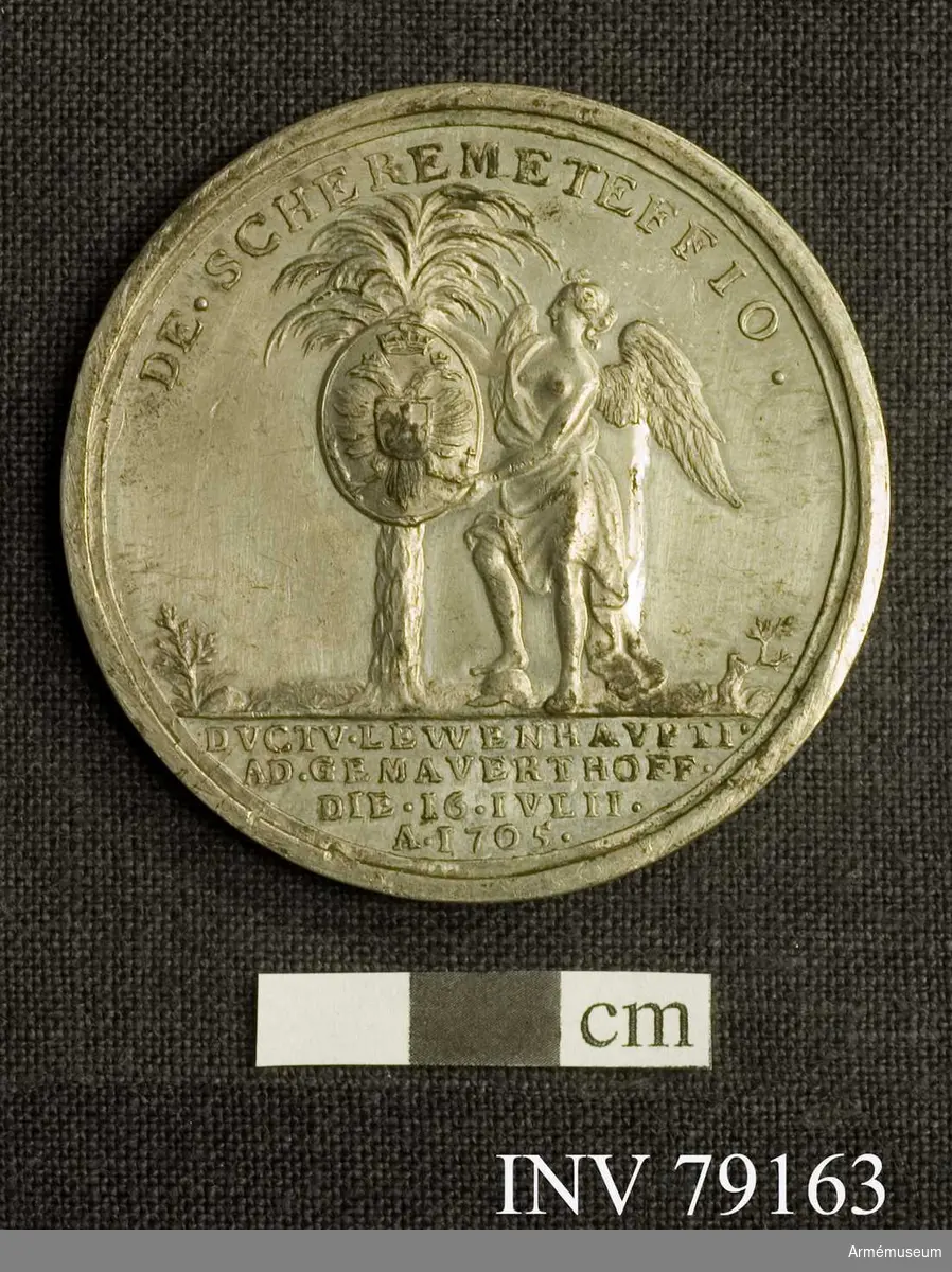 Grupp: M. 
Medalj Karl XII Slaget vid Gemauerthoff 1705 vunnen av greve A M Levenhaupt

Åtsidan: CAROLVS XII DG REX SVECIAE. Bröstbild åt höger i släta mantelveck vridna över axeln, halsen bar. Nedanför: AK. 

Frånsidan: DE SCHEREMETEFFIO. Segergudinnan står med ena foten trampande på en kask, sysselsatt att på ett ett palmträd upphänga en oval sköld innehållande Rysslands vapen. I avskärningen: DVCTV LEWENHAVPTI AD GEMAVERT HOFF DIE 16 IVLII A 1705. 

Medaljen graverad av A. Karlsten.