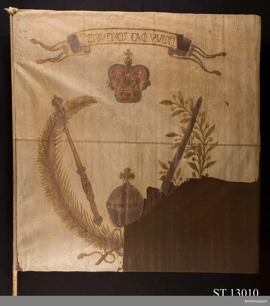 Dukens motiv består av en olivkrans och en palmkvist som är sammanbundna i nederkant. Mellan dessa står kungliga insignia: svärd, spira, riksäpple och krona. Detta motiv återfinns också på det dalermynt som präglades i Torún på 1632. Överst ett språkband.
