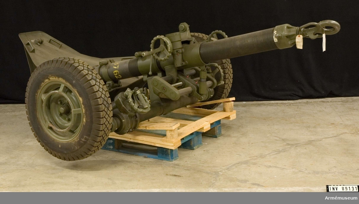 12 cm granatkastare med hjullavett/stödplatta. Kal 120 mm. Tillv.nr 28. Väger ca 500 kg.
Märkt "MO-12+RT 61  BT 1966 No 28 AMG 81362".