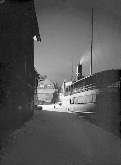 December 1923. Vinterbild om kvällen. Ångaren Bohuslän vid ångbåtsbryggan, Smögen.