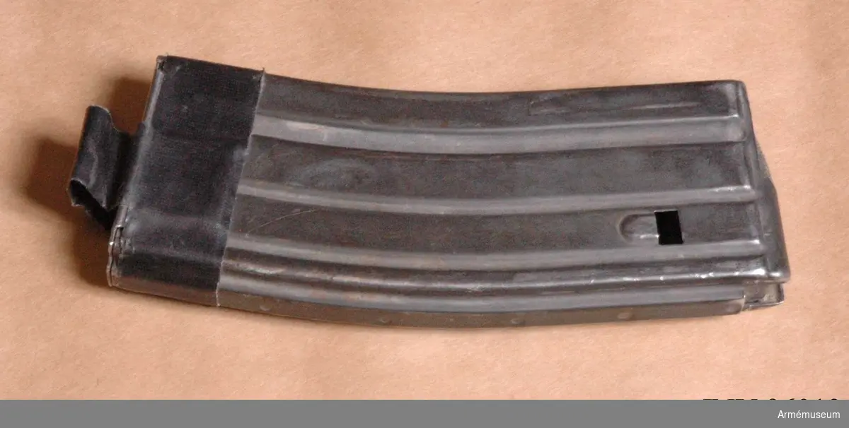 På nederdelen en hank tillverkad av svart eltejp.
Ligger i väska numer två från höger i kroppsskyddet (AM.096007).