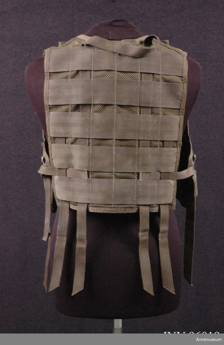 Tillverkad 2002 av "Sacci ryggsäckar AB" i Vietnam.
100% polyester.
Försedd med remmar i nederkant till fästning av bälte till stridsväst (AM.096020).