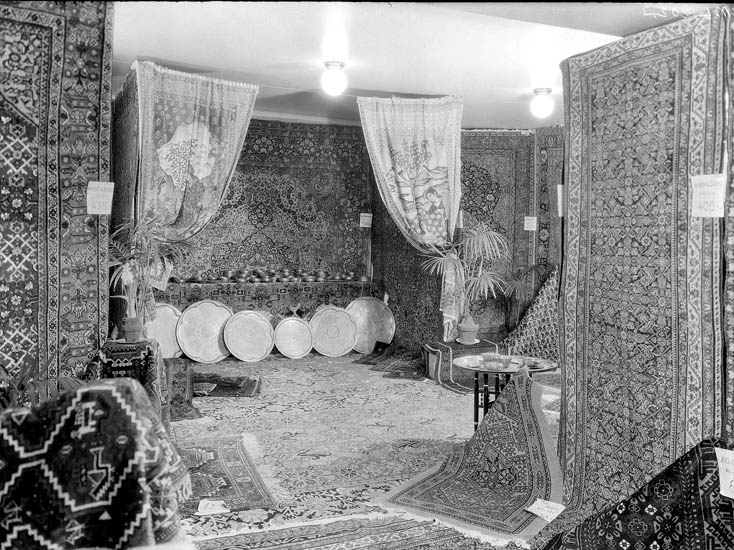 Uppgift enligt fotografen: "Uddevalla. Utställning. Persiska mattor. Kooperativa."