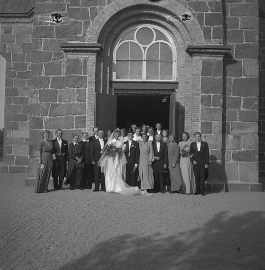 Text till bilden: "Bröllop i Brastad kyrka. Signe Bergström. 1947.07.26".