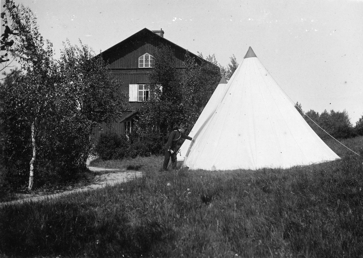 Officer vid Älvsborgs regemente I 15 är på väg in i ett tält vid Fristad hed.