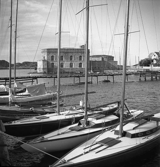 Segelbåtar i hamn på Marstrand vid Södra Strandverket