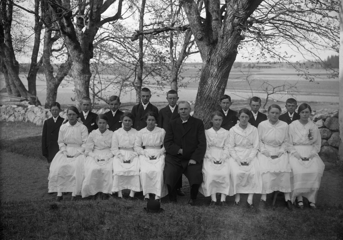 Konfirmandgrupp, sannolikt vid Vallby kyrka, Uppland, 26 maj 1917. I mitten sannolikt kyrkoherde Gustaf Thegerström (1853-1937).