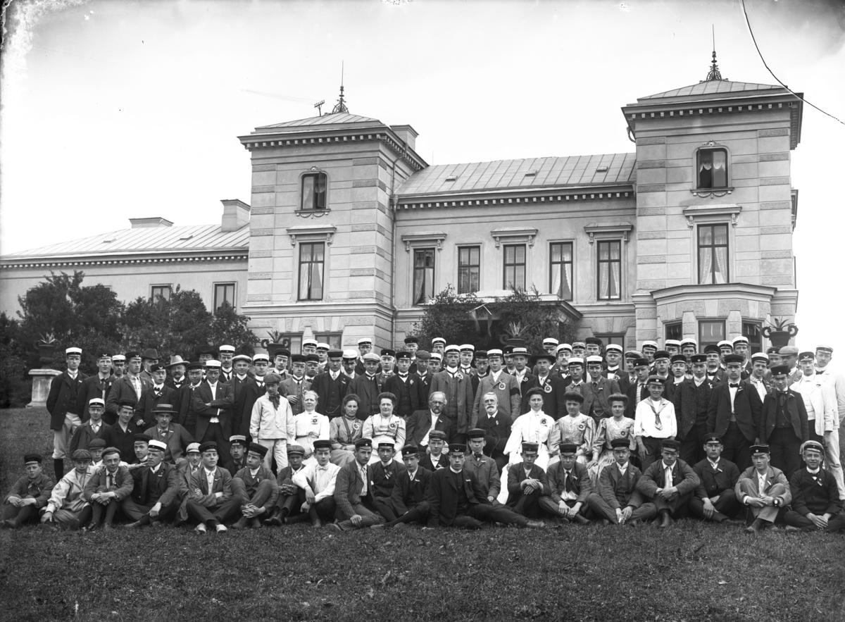 Grupp vid Fånö (Fånöö) slott, Löts socken, Uppland, troligen 6 juli 1907. Sittande i mitten, med öppen kavaj, ägaren brukspatron Hugo Tamm (1840-1907).