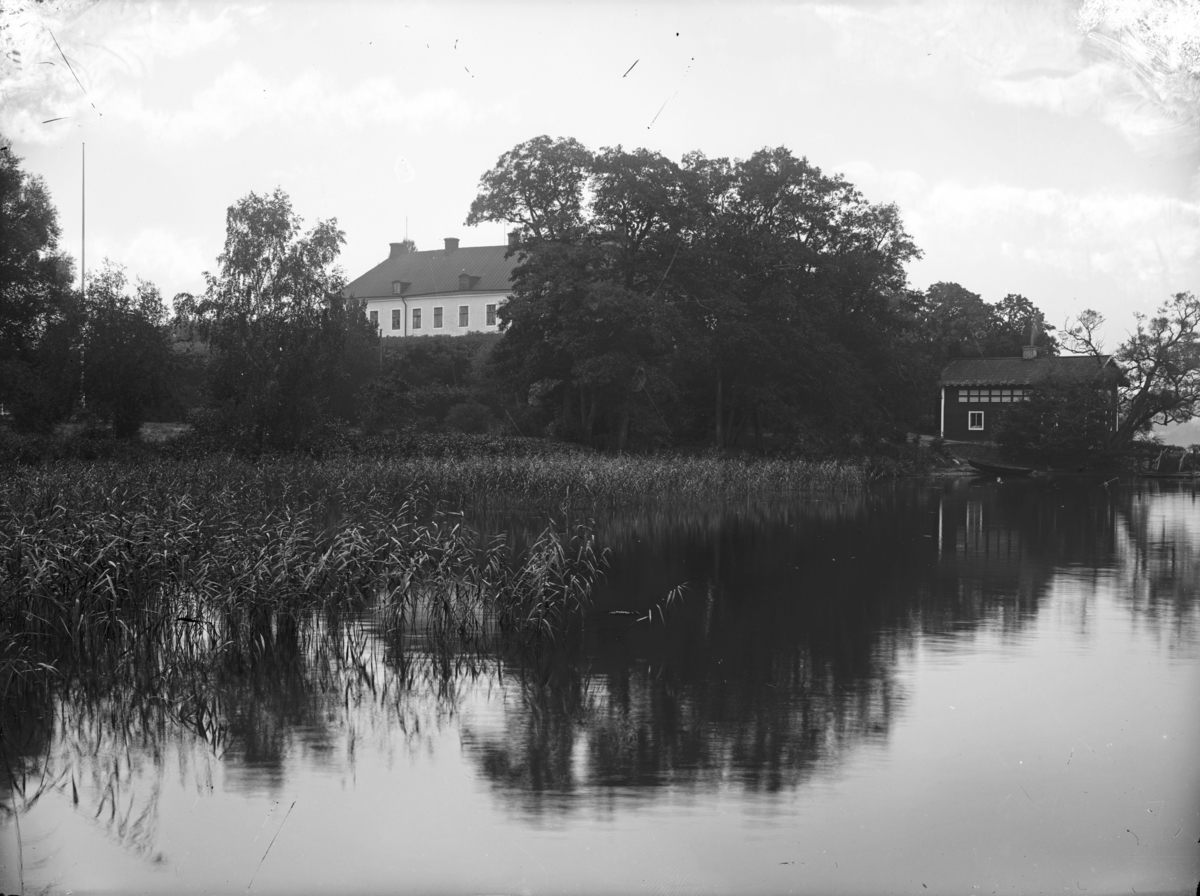 Grönsöö slott, med sjömagasinet till höger, Grönsö, Kungs-Husby socken, Uppland.