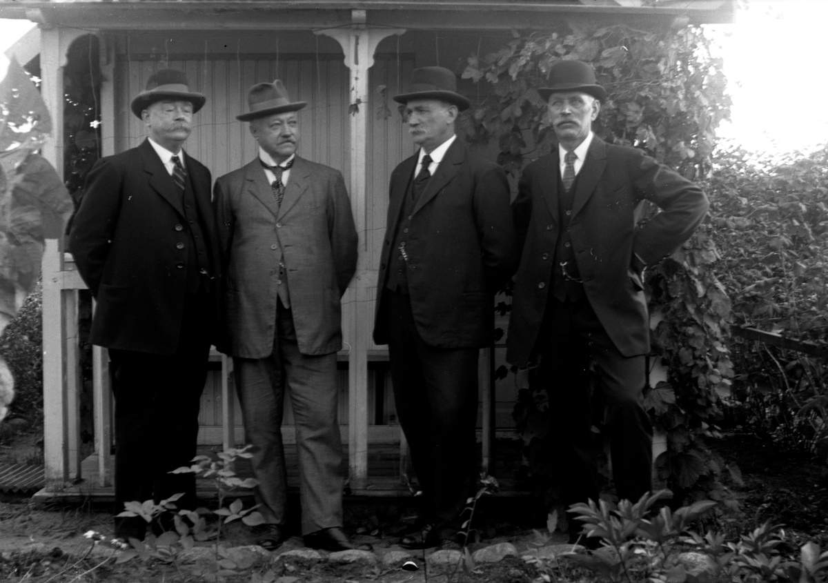 Fyra män står i en trädgård, Gustav Anderssons far, Johan August Andersson (2).