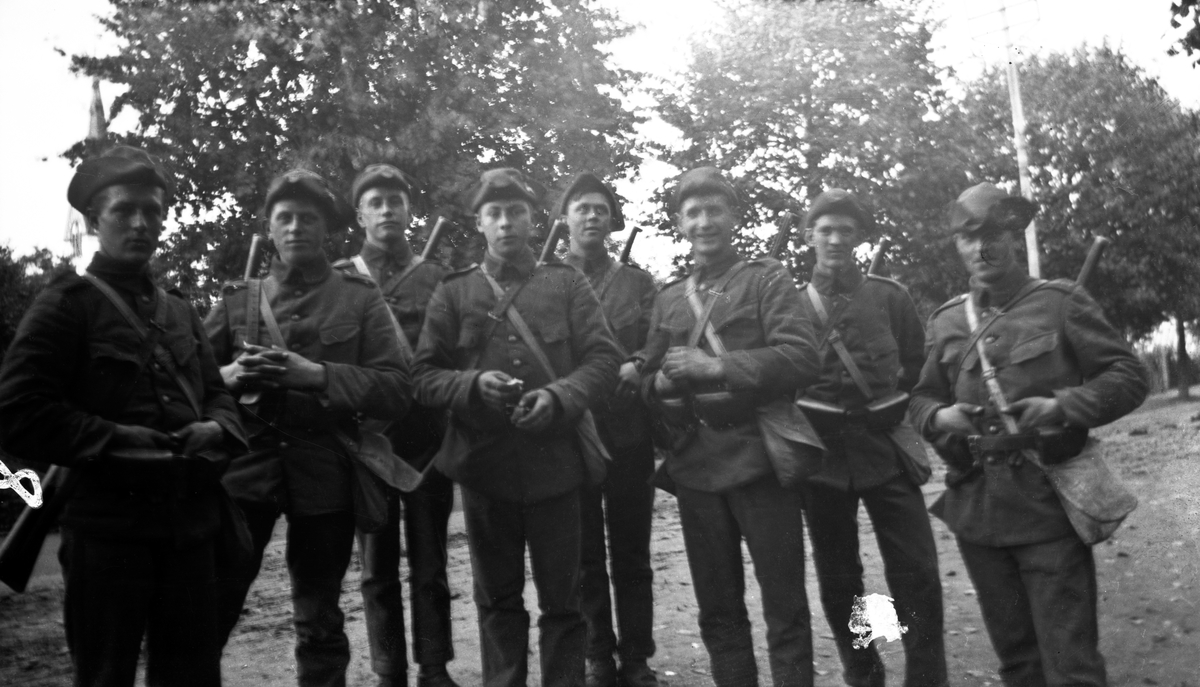 Militärövning i Småland. Det är soldater från I 12, Ing 2 och A 6 och de bär uniform m/1910 (med varianter).