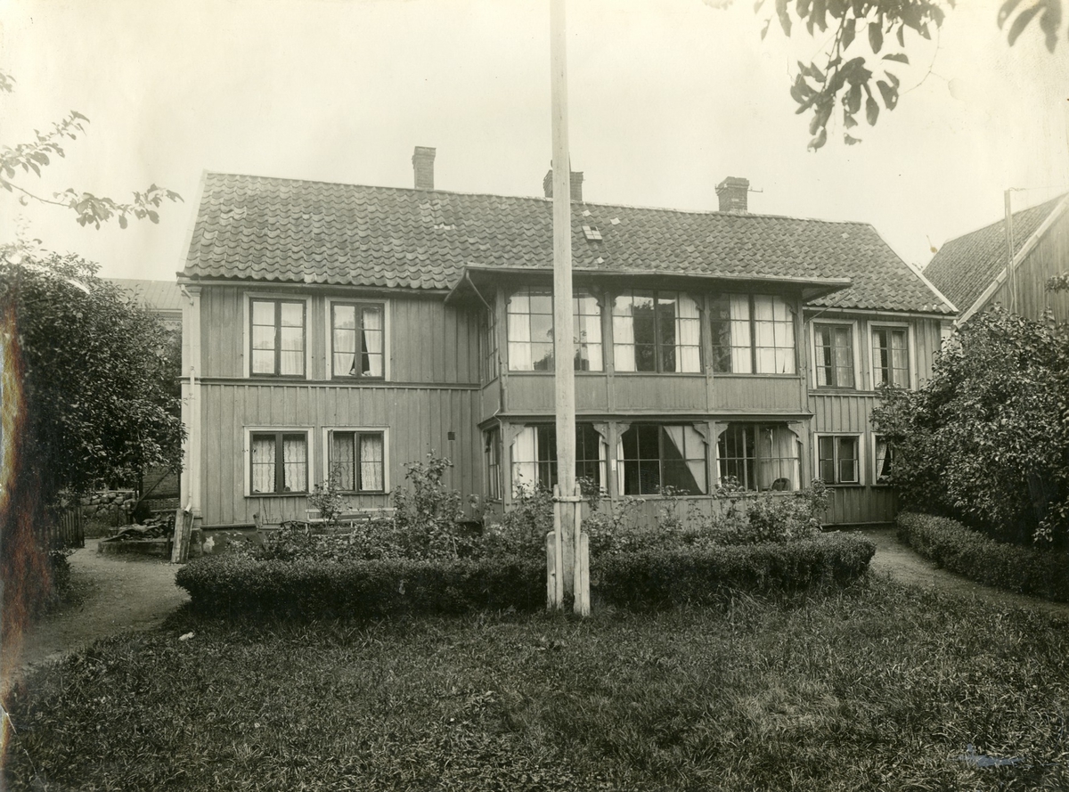Halmstad, Hosptalsgatan 1. Lagergrenska villan. Kv St Nicolaus. Kapten J A Lagergrens hus vid Hospitalsgatan 1, 1930.