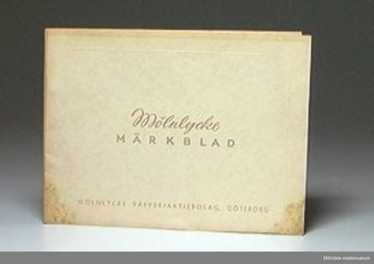 "Mölnlycke Märkblad", mönster till monogram och broderier.Även Karin Alminger står som brukare av föremålet.
