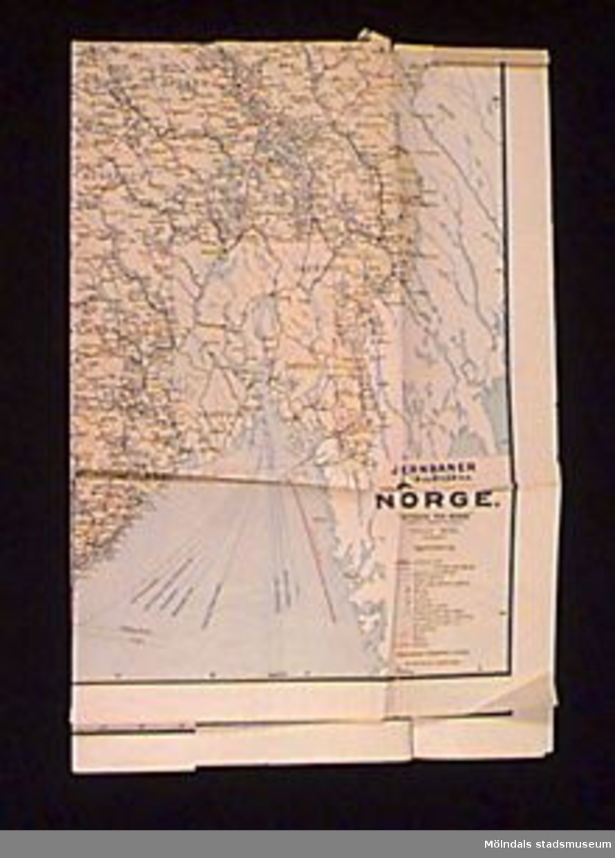 Karta över Norge. "JERNBANER SKIB OG BILER M.M. i NORGE. 'RUTEBOK FOR NORGE' (NORGES COMMUNICATIONER) OSLO 1933. DECEMBER." Färgtryck.Kartan låg i atlas MM22305.