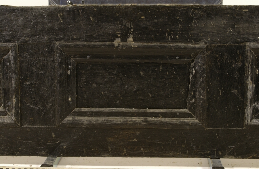 Bänkpanel till kistbänk från kajutan. Panelen utgör fronten för bänken och består av ett ramverk samt tre spegelfyllningar med profilerade lister runt om.