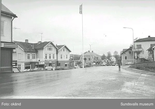 Byggnader, uthus, värdshus landskap. Torp, Fränsta.

Bild 17 Fränsta centrum, gamla apotekshuset, Konsum, gamla bankhuset, gamla posthuset.