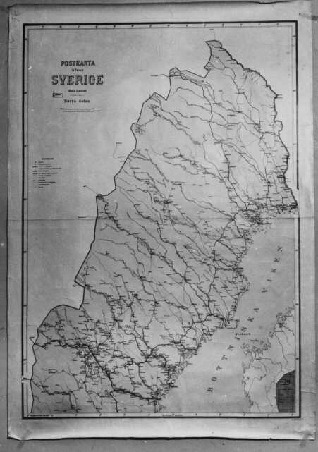 Postkarta över Sverige, norra delen, utgiven 1 februari 1903. Skala 1:800 000.

På ett anslag som varit bifogat denna karta meddelas; "Å denna postgångskarta från år 1903 hafva inlagts postanstalterna från 1866 (de fullständiga - postkontor och postexpeditioner - understrukna med två och poststationerna med ett rödt streck) samt postvägarne (diligenslinier utmärkta med en röd och en grön linje, öfriga landsvägsposter med en röd linje, samt järnvägarne med hvit våglinje)."